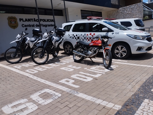 O adolescente foi apreendido com a motocicleta furtada e adulterada e foi conduzido até a Central de Polícia Civil da cidade (Foto: Divulgação)