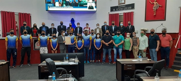 O jovem atleta Heitor Napolitano, de 15 anos, recebeu voto de congratulação na Câmara Municipal de Votuporanga  (Foto: Câmara Municipal de Votuporanga)