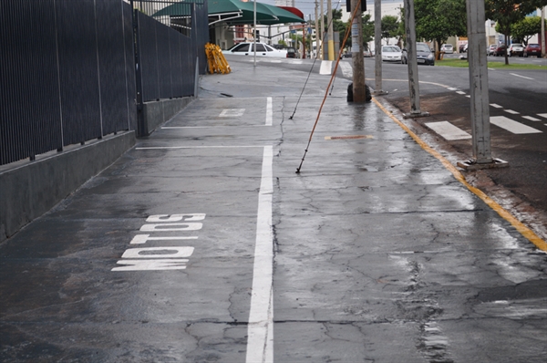 Estacionamento de motos em calçada  gera reclamações 