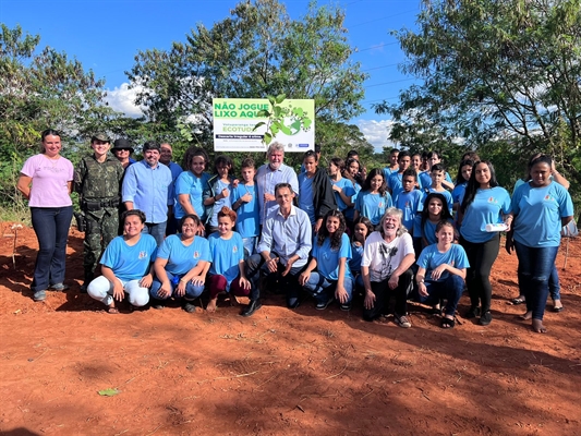 Jura e alunos do Lar Celina acompanharam o trabalho feito pela Saev Ambiental, Prefeitura, Polícia Ambiental e Câmara (Foto: Saev)