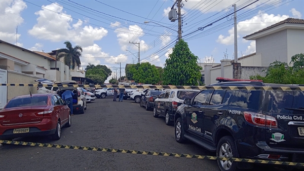 A polícia chegou a casa onde eles estavam escondidos, por meio de uma denúncia (Foto: A Cidade)