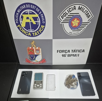 Os policiais localizaram entorpecentes, dinheiro em espécie e uma balança de precisão. Foto: (Divulgação)