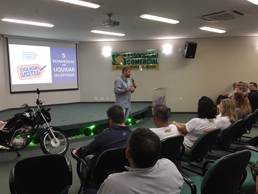 O consultor de marketing do Sebare-SP ministrou uma palestra para os lojistas de Votuporanga (Foto: Érika Chausson/A Cidade)