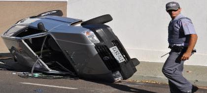 Automóvel capota no centro