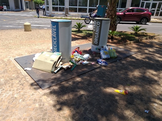 Moradores reclamam da falta de conservação da praça São Bento, que fica bem no centro de Votuporanga (Arquivo pessoal)