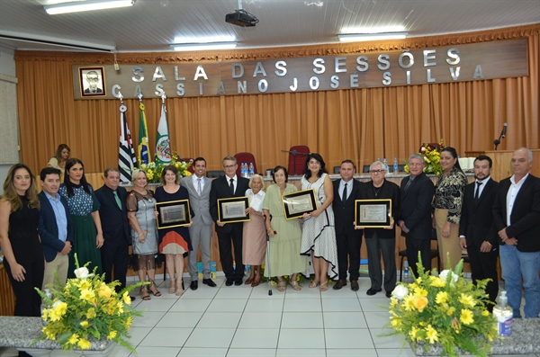 A cerimônia aconteceu na segunda-feira (10) e fez parte da agenda de comemorações dos 74 anos de emancipação política de Álvares Florence (Foto: A Cidade)