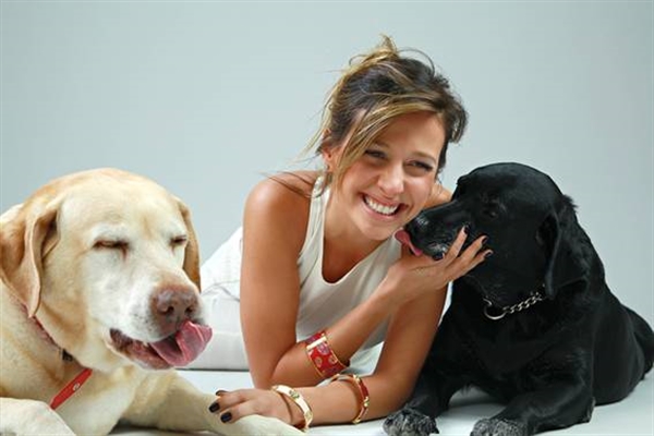 A apresentadora Luisa Mell posou com seus cachorros (Foto: Rachel Guedes / Divulgação)