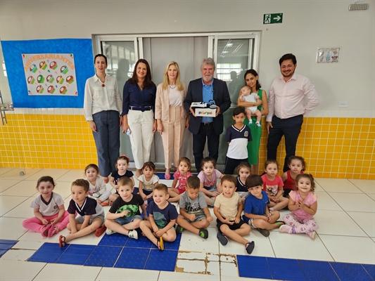 Depois de mais de dois anos de entraves, a Prefeitura de Votuporanga iniciou ontem a entrega dos uniformes escolares (Foto: Prefeitura de Votuporanga)