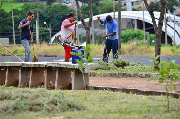 Prefeitura inicia trabalho  de limpeza em 60 praças 