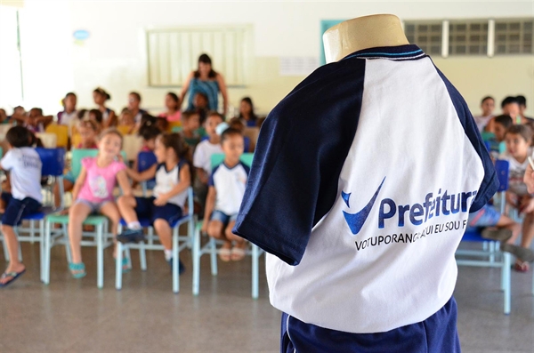 Alunos devem receber hoje uniformes escolares