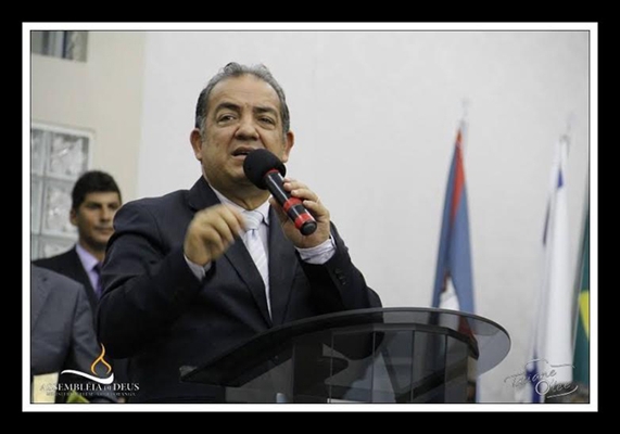 Câmara entrega Título de Cidadão ao pastor Enéias