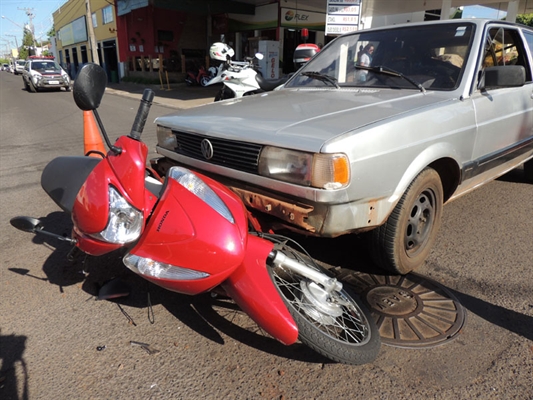 Motocicleta fica ‘presa’ sob carro após colisão