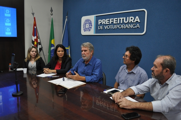 O prefeito Jorge Seba assinou a ordem de serviço ao lado dos secretários municipais envolvidos nas obras (Foto: A Cidade)