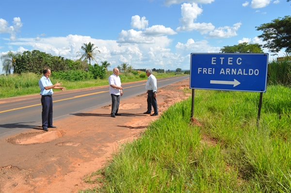 Motoristas relatam perigo em acesso à Etec Frei Arnaldo