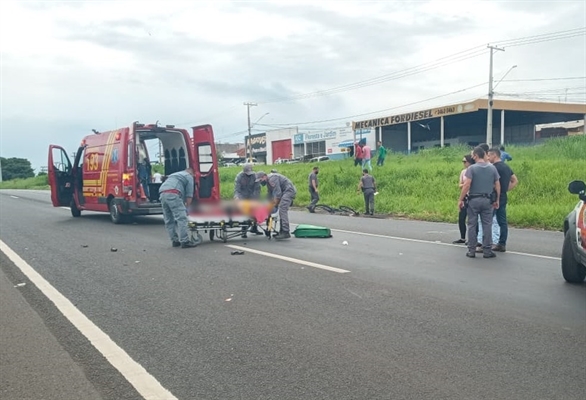 Vítima chegou a ser socorrida no local, mas não resistiu aos ferimentos (Foto: Reynaldo Peres Rodrigues)