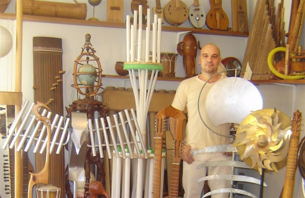 Instrumentista orienta professores  da cidade com oficina musical