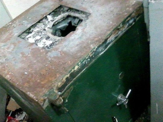Cofre ficava no escritório da loja e foi arrombado pelos assaltantes (Foto: Colaboração/ Site VotuNews)