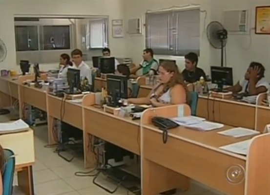 Alunos do programa durante aula de auxiliar de departamento pessoal (Foto: Reprodução / TV TEM)
