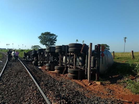  Caminhão-tanque carregado de etanol tombou após colidir com trem entre as cidades de Meridiano (SP) e Valentim Gentil (SP) (Foto: Arquivo Pessoal) 