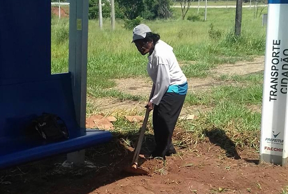 Foto de idosa capinando chama atenção na cidade