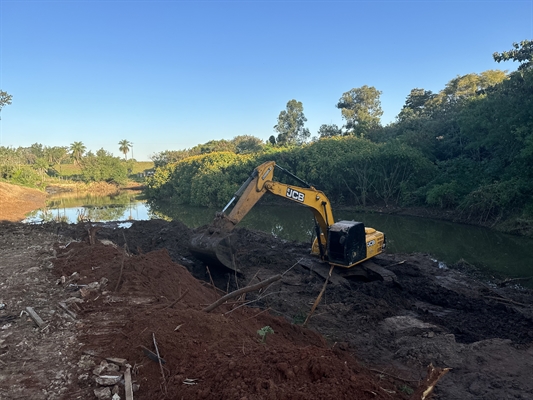  Equipes estão trabalhando no desassoreamento da antiga “Prainha dos Meninos”, trecho do Córrego Marinheirinho (Foto: Prefeitura de Votuporanga)