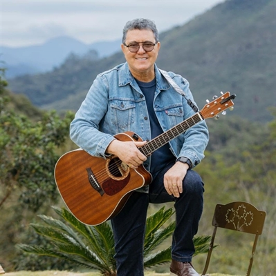 O cantor Nani Azevedo se apresenta na noite de hoje na Concha Acústica Professor Geraldo Alves Machado  Foto: Facebook Nani Azevedo