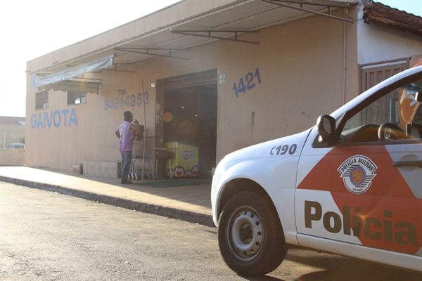Homens armados assaltam estabelecimento em Simonsen 