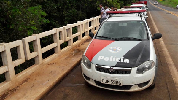 Corpo encontrado em córrego segue sem identificação