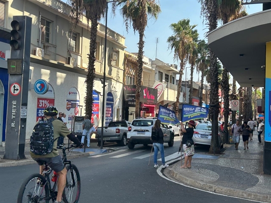 A campanha já toma conta das ruas de Votuporanga, com bandeiras, adesivos e santinhos, porém com várias restrições (Foto: A Cidade)