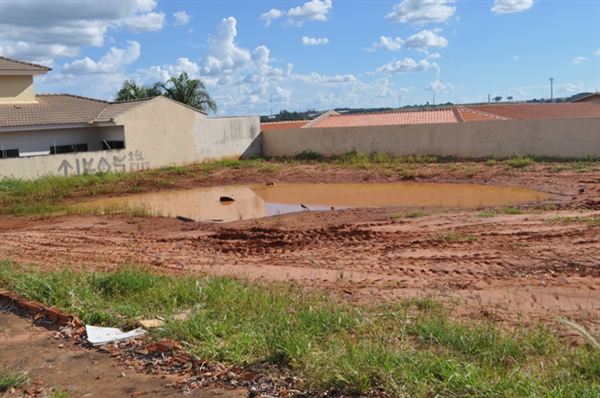 Buraco em terreno ao lado de creche vira criadouro do mosquito Aedes aegypt 