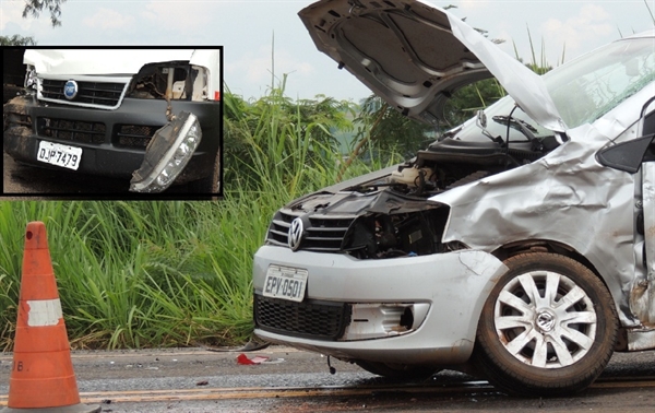 Automóvel passa reto em trevo da Péricles Belini e é atingido por van