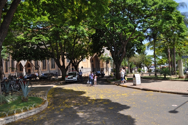 Secretaria intensifica fiscalização de veículos estacionados na Praça da Matriz