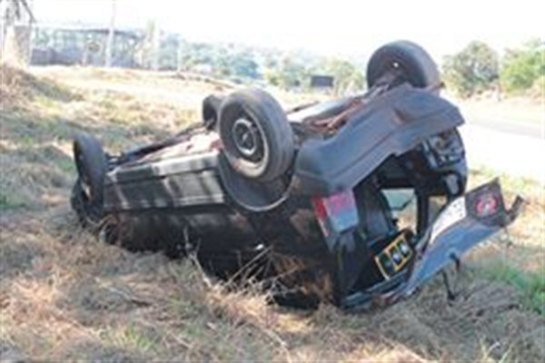 Automóvel capota e fere homem de 40 anos em Votuporanga