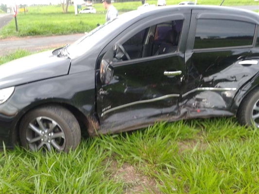 Colisão deixa três pessoas feridas em trevo