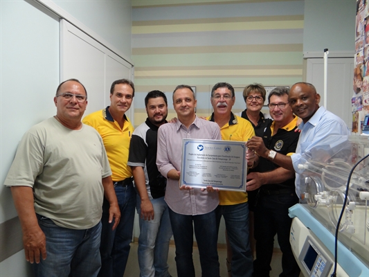 Lions entrega cheque para compra de aparelhos da Santa Casa