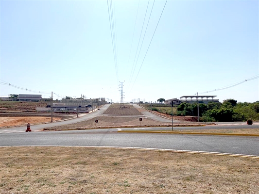 A obra de prolongamento da avenida Mário Pozzobon entra em reta final e segue sem data para ser inaugurada (Foto: A Cidade)