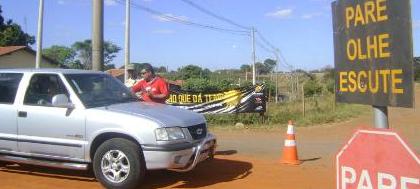 Empresa faz campanha de segurança em cruzamento