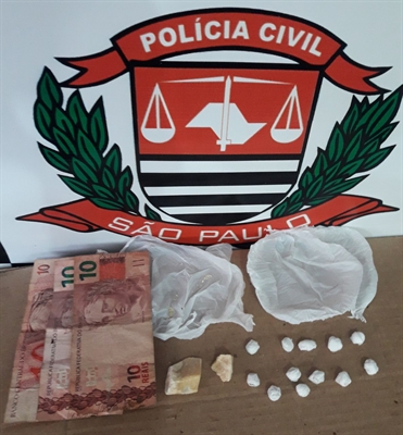 Os investigadores entraram na casa da mulher e encontraram 12 pedras de crack (Foto: Divulgação/Polícia Civil)