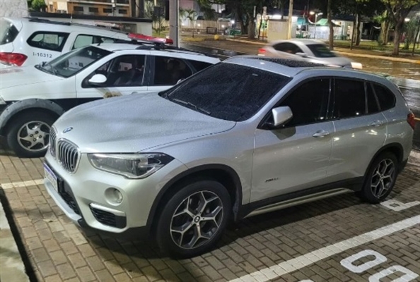 O carro de luxo, uma BMW, foi apreendida pelos militares por estar como apropriação indébita (Foto: Divulgação)