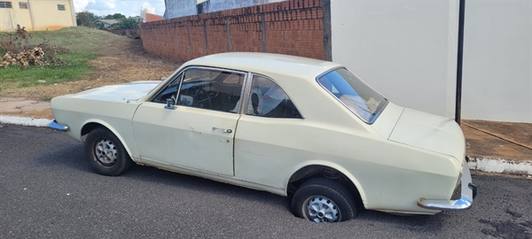 Corcel 76 fica preso após roda afundar em buraco em Votuporanga (Foto: A Cidade)