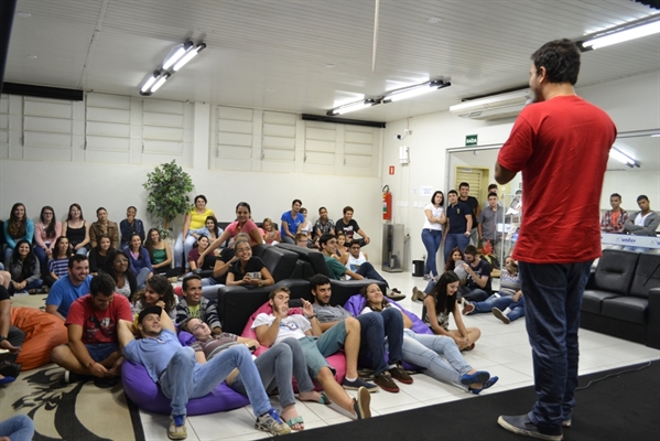 Aluno apresenta Stand Up no Espaço Convivência 