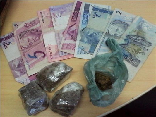 Rapazes são abordados com drogas no Pozzobon