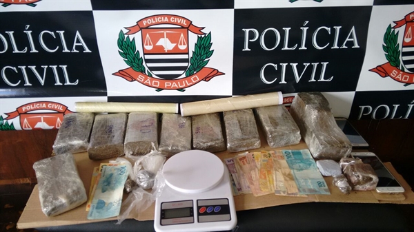 Também foram apreendidos com os rapazes, dinheiro da venda de drogas, material para a embalagem e uma balança de precisão (Foto: Divulgação/Polícia Civil)