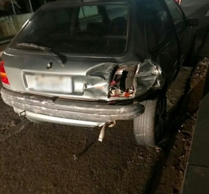 Carro estacionado foi atingido por motorista embriagado em Pereira Barreto — Foto: Reprodução/TV TEM