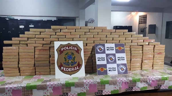 O entorpecente foi levado para a Polícia Federal de São José do Rio Preto (Foto: Ricardo Freitas/TV Tem) 
