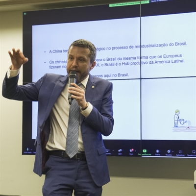 O deputado federal da região, Fausto Pinato, apresentou um projeto para garantir direitos a pessoas que trabalham com aplicativos (Foto: Assessoria)