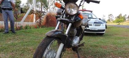 Pneu de motocicleta estoura e jovem cai ao solo