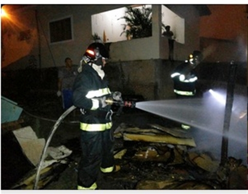 Fogo destrói depósito de materiais recicláveis