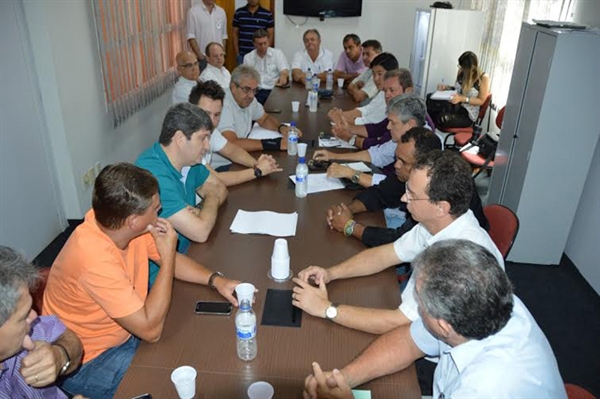 Prefeitura anuncia reajuste e Sindicato rechaça