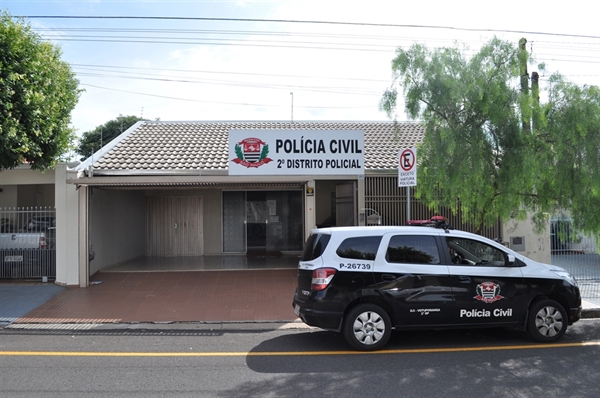 O preso foi conduzido para o 2º Distrito Policial; posteriormente ele foi encaminhado para a cadeia pública de Santa Fé do Sul (Foto: Aline Ruiz/A Cidade)